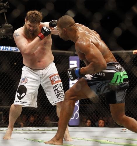 Imagens das lutas e bastidores do UFC 185, em Dallas - Alistair Overeem (bermuda preta) venceu Roy Nelson por deciso unnime