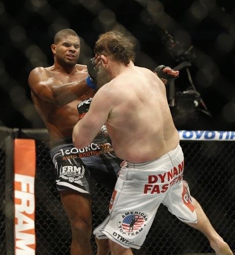 Imagens das lutas e bastidores do UFC 185, em Dallas - Alistair Overeem (bermuda preta) venceu Roy Nelson por deciso unnime