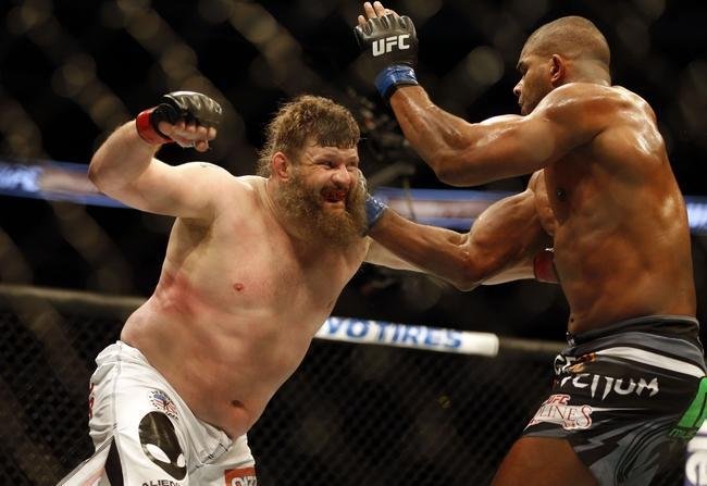 Imagens das lutas e bastidores do UFC 185, em Dallas - Alistair Overeem (bermuda preta) venceu Roy Nelson por deciso unnime