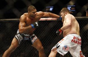 Imagens das lutas e bastidores do UFC 185, em Dallas - Alistair Overeem (bermuda preta) venceu Roy Nelson por deciso unnime