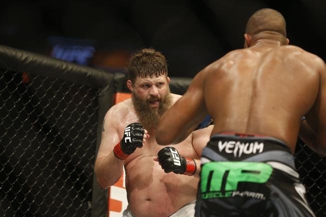 Imagens das lutas e bastidores do UFC 185, em Dallas - Alistair Overeem (bermuda preta) venceu Roy Nelson por deciso unnime