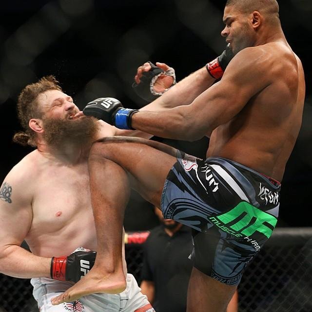 Imagens das lutas e bastidores do UFC 185, em Dallas - Alistair Overeem (bermuda preta) venceu Roy Nelson por deciso unnime