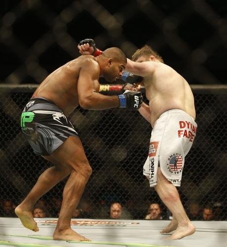 Imagens das lutas e bastidores do UFC 185, em Dallas - Alistair Overeem (bermuda preta) venceu Roy Nelson por deciso unnime