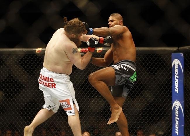 Imagens das lutas e bastidores do UFC 185, em Dallas - Alistair Overeem (bermuda preta) venceu Roy Nelson por deciso unnime