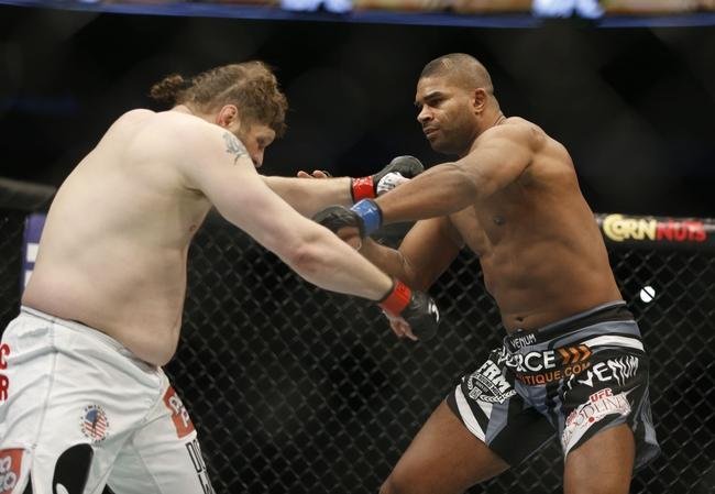 Imagens das lutas e bastidores do UFC 185, em Dallas - Alistair Overeem (bermuda preta) venceu Roy Nelson por deciso unnime