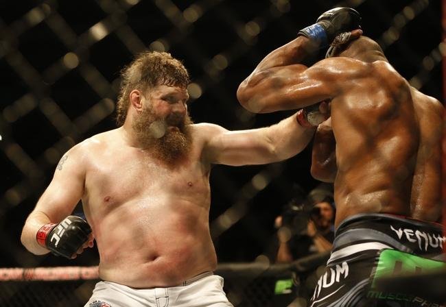 Imagens das lutas e bastidores do UFC 185, em Dallas - Alistair Overeem (bermuda preta) venceu Roy Nelson por deciso unnime