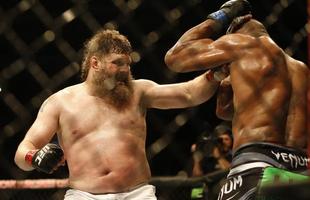 Imagens das lutas e bastidores do UFC 185, em Dallas - Alistair Overeem (bermuda preta) venceu Roy Nelson por deciso unnime