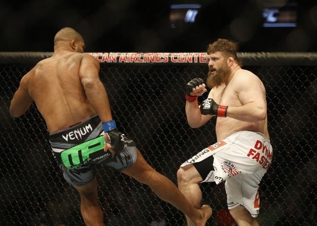 Imagens das lutas e bastidores do UFC 185, em Dallas - Alistair Overeem (bermuda preta) venceu Roy Nelson por deciso unnime
