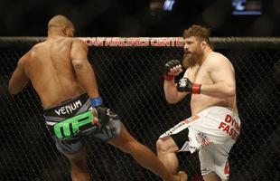 Imagens das lutas e bastidores do UFC 185, em Dallas - Alistair Overeem (bermuda preta) venceu Roy Nelson por deciso unnime