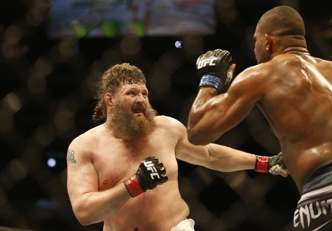 Imagens das lutas e bastidores do UFC 185, em Dallas - Alistair Overeem (bermuda preta) venceu Roy Nelson por deciso unnime