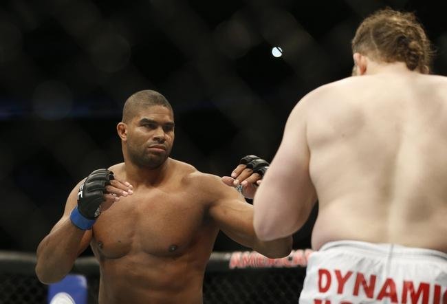 Imagens das lutas e bastidores do UFC 185, em Dallas - Alistair Overeem (bermuda preta) venceu Roy Nelson por deciso unnime