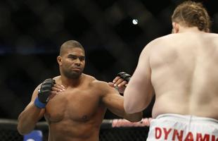 Imagens das lutas e bastidores do UFC 185, em Dallas - Alistair Overeem (bermuda preta) venceu Roy Nelson por deciso unnime