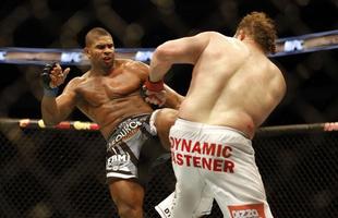 Imagens das lutas e bastidores do UFC 185, em Dallas - Alistair Overeem (bermuda preta) venceu Roy Nelson por deciso unnime