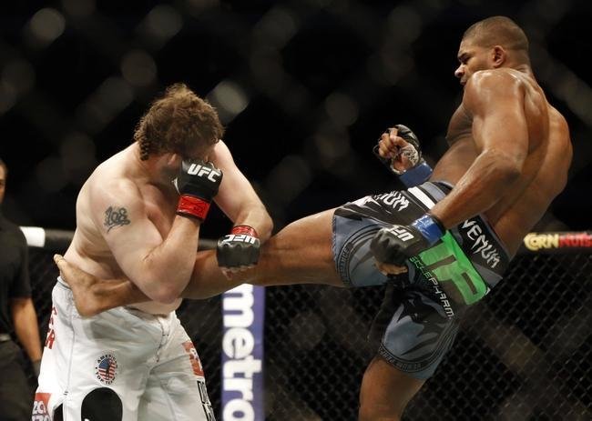 Imagens das lutas e bastidores do UFC 185, em Dallas - Alistair Overeem (bermuda preta) venceu Roy Nelson por deciso unnime