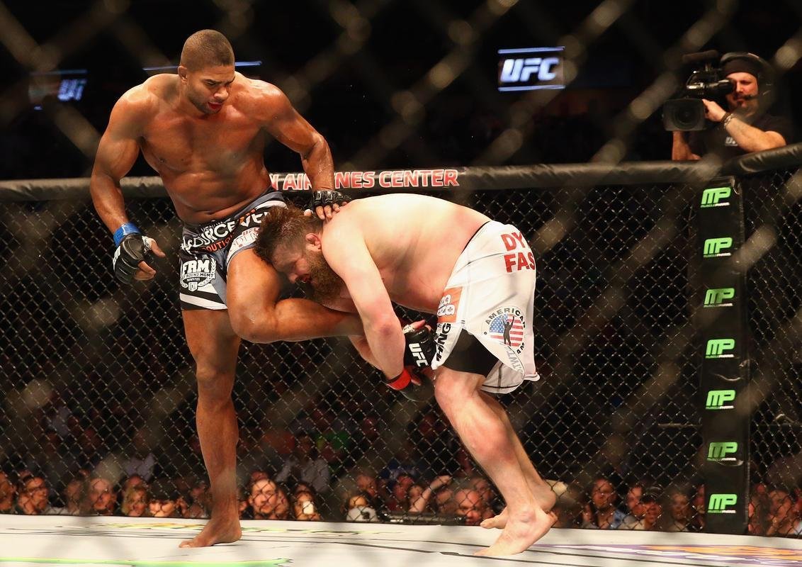 Imagens das lutas e bastidores do UFC 185, em Dallas - Alistair Overeem (bermuda preta) venceu Roy Nelson por deciso unnime