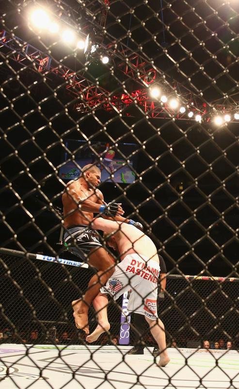 Imagens das lutas e bastidores do UFC 185, em Dallas - Alistair Overeem (bermuda preta) venceu Roy Nelson por deciso unnime