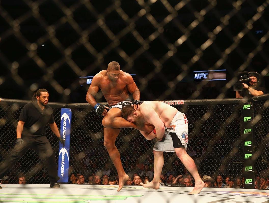 Imagens das lutas e bastidores do UFC 185, em Dallas - Alistair Overeem (bermuda preta) venceu Roy Nelson por deciso unnime