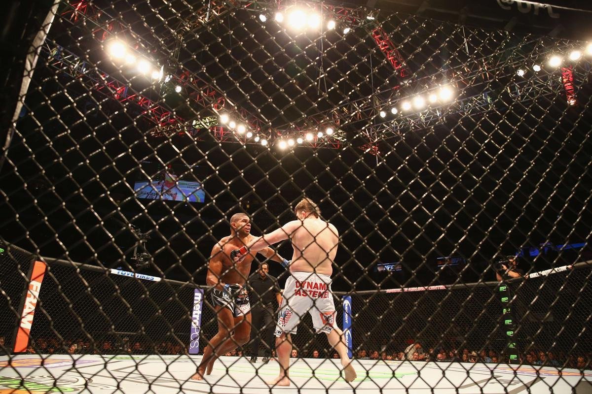 Imagens das lutas e bastidores do UFC 185, em Dallas - Alistair Overeem (bermuda preta) venceu Roy Nelson por deciso unnime