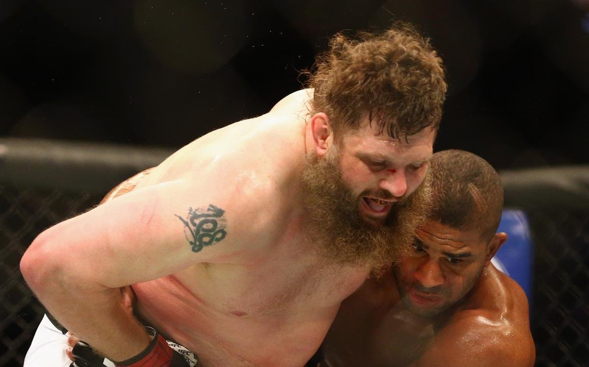 Imagens das lutas e bastidores do UFC 185, em Dallas - Alistair Overeem (bermuda preta) venceu Roy Nelson por deciso unnime