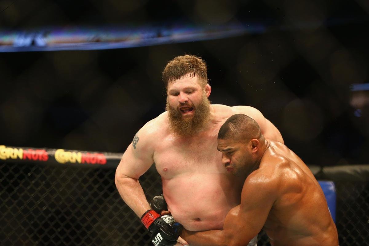 Imagens das lutas e bastidores do UFC 185, em Dallas - Alistair Overeem (bermuda preta) venceu Roy Nelson por deciso unnime