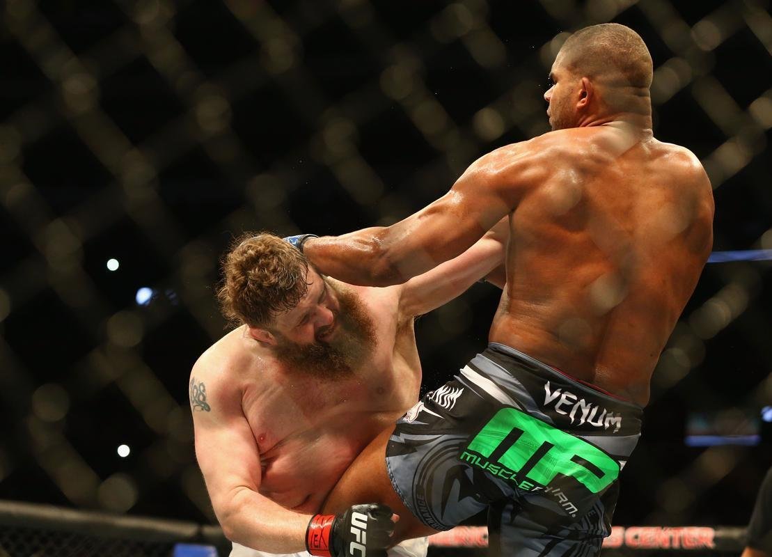 Imagens das lutas e bastidores do UFC 185, em Dallas - Alistair Overeem (bermuda preta) venceu Roy Nelson por deciso unnime