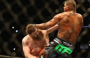 Imagens das lutas e bastidores do UFC 185, em Dallas - Alistair Overeem (bermuda preta) venceu Roy Nelson por deciso unnime