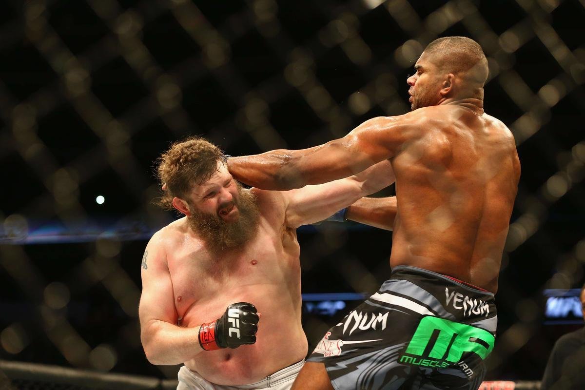 Imagens das lutas e bastidores do UFC 185, em Dallas - Alistair Overeem (bermuda preta) venceu Roy Nelson por deciso unnime