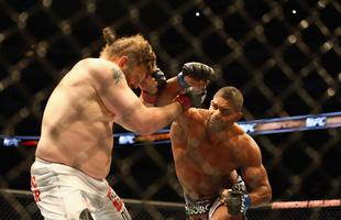 Imagens das lutas e bastidores do UFC 185, em Dallas - Alistair Overeem (bermuda preta) venceu Roy Nelson por deciso unnime