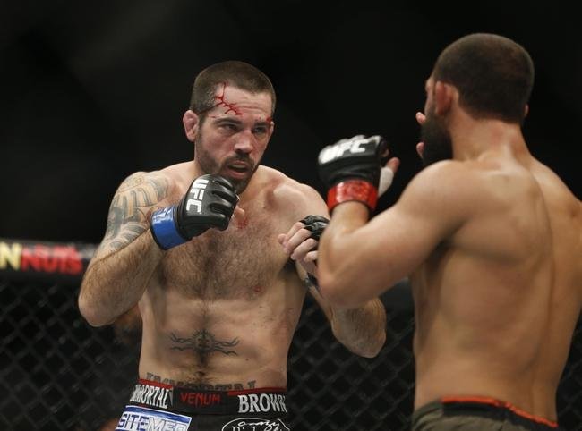 Imagens das lutas e bastidores do UFC 185, em Dallas - Johny Hendricks (bermuda verde) venceu Matt Brown por deciso unnime