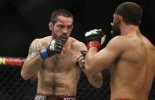 Imagens das lutas e bastidores do UFC 185, em Dallas - Johny Hendricks (bermuda verde) venceu Matt Brown por deciso unnime