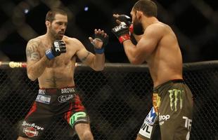 Imagens das lutas e bastidores do UFC 185, em Dallas - Johny Hendricks (bermuda verde) venceu Matt Brown por deciso unnime