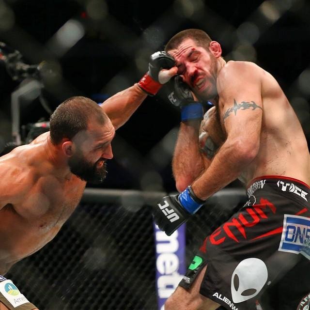 Imagens das lutas e bastidores do UFC 185, em Dallas - Johny Hendricks (bermuda verde) venceu Matt Brown por deciso unnime