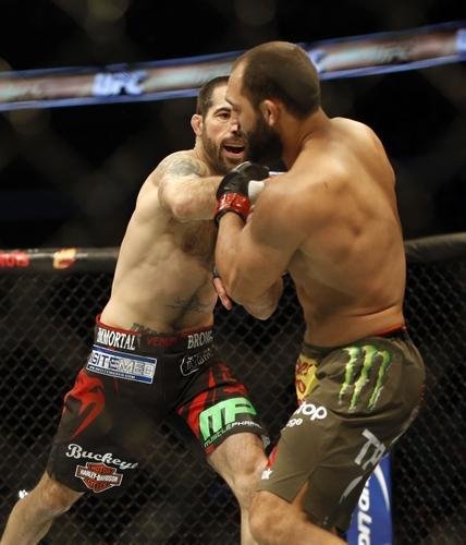 Imagens das lutas e bastidores do UFC 185, em Dallas - Johny Hendricks (bermuda verde) venceu Matt Brown por deciso unnime