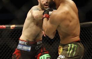 Imagens das lutas e bastidores do UFC 185, em Dallas - Johny Hendricks (bermuda verde) venceu Matt Brown por deciso unnime