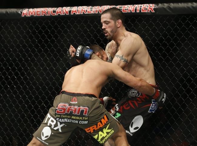 Imagens das lutas e bastidores do UFC 185, em Dallas - Johny Hendricks (bermuda verde) venceu Matt Brown por deciso unnime