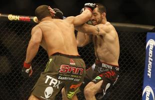 Imagens das lutas e bastidores do UFC 185, em Dallas - Johny Hendricks (bermuda verde) venceu Matt Brown por deciso unnime