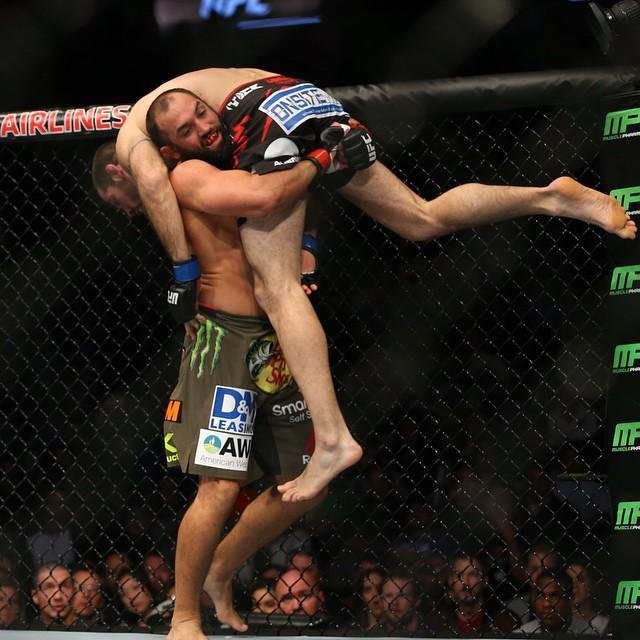 Imagens das lutas e bastidores do UFC 185, em Dallas - Johny Hendricks (bermuda verde) venceu Matt Brown por deciso unnime