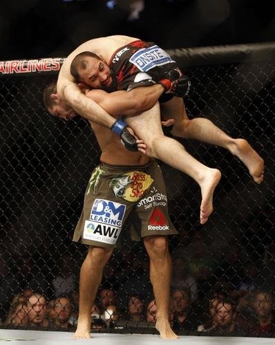 Imagens das lutas e bastidores do UFC 185, em Dallas - Johny Hendricks (bermuda verde) venceu Matt Brown por deciso unnime