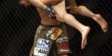 Imagens das lutas e bastidores do UFC 185, em Dallas - Johny Hendricks (bermuda verde) venceu Matt Brown por deciso unnime