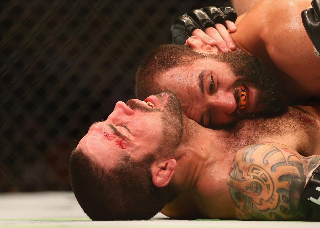 Imagens das lutas e bastidores do UFC 185, em Dallas - Johny Hendricks (bermuda verde) venceu Matt Brown por deciso unnime