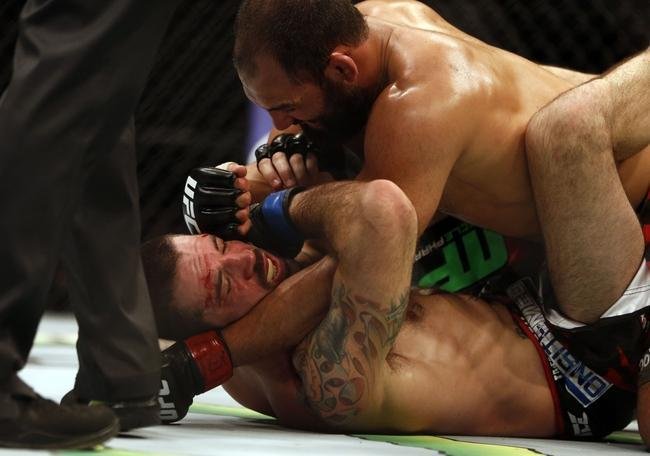 Imagens das lutas e bastidores do UFC 185, em Dallas - Johny Hendricks (bermuda verde) venceu Matt Brown por deciso unnime