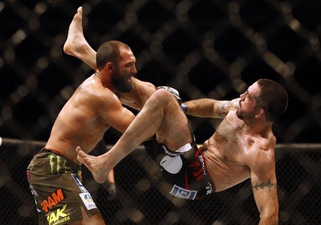 Imagens das lutas e bastidores do UFC 185, em Dallas - Johny Hendricks (bermuda verde) venceu Matt Brown por deciso unnime