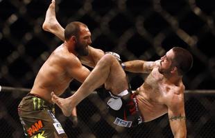 Imagens das lutas e bastidores do UFC 185, em Dallas - Johny Hendricks (bermuda verde) venceu Matt Brown por deciso unnime