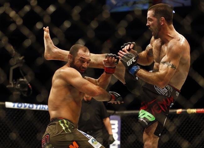 Imagens das lutas e bastidores do UFC 185, em Dallas - Johny Hendricks (bermuda verde) venceu Matt Brown por deciso unnime