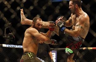 Imagens das lutas e bastidores do UFC 185, em Dallas - Johny Hendricks (bermuda verde) venceu Matt Brown por deciso unnime