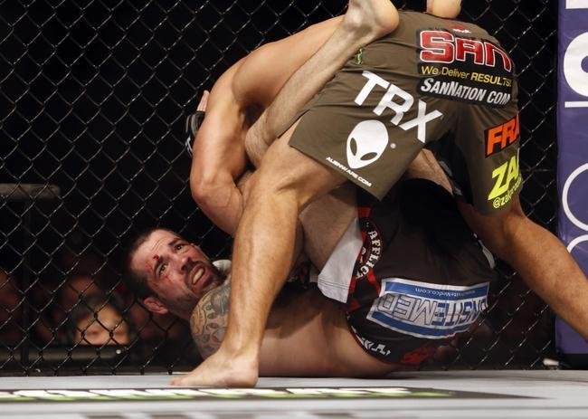 Imagens das lutas e bastidores do UFC 185, em Dallas - Johny Hendricks (bermuda verde) venceu Matt Brown por deciso unnime