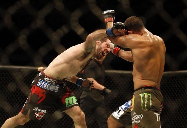 Imagens das lutas e bastidores do UFC 185, em Dallas - Johny Hendricks (bermuda verde) venceu Matt Brown por deciso unnime