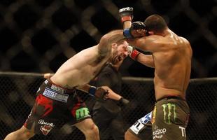 Imagens das lutas e bastidores do UFC 185, em Dallas - Johny Hendricks (bermuda verde) venceu Matt Brown por deciso unnime