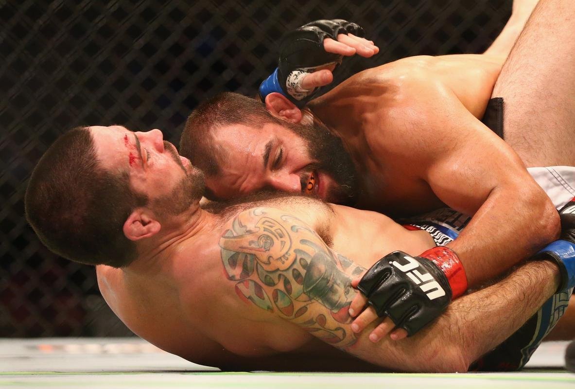 Imagens das lutas e bastidores do UFC 185, em Dallas - Johny Hendricks (bermuda verde) venceu Matt Brown por deciso unnime