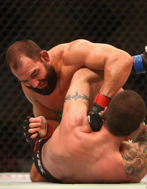 Imagens das lutas e bastidores do UFC 185, em Dallas - Johny Hendricks (bermuda verde) venceu Matt Brown por deciso unnime